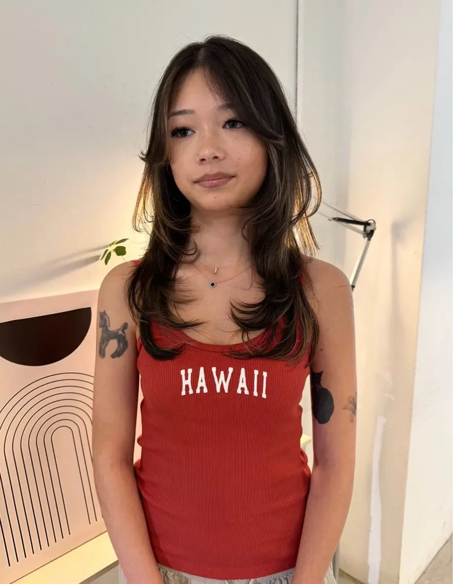 セミロング カラー ベージュカラー ブリーチ ブロンド ケアブリーチ デザインカラー カット ヘアカラー トリートメント MIU/ルーツカラー 顔まわりレイヤーのヘアスタイル
