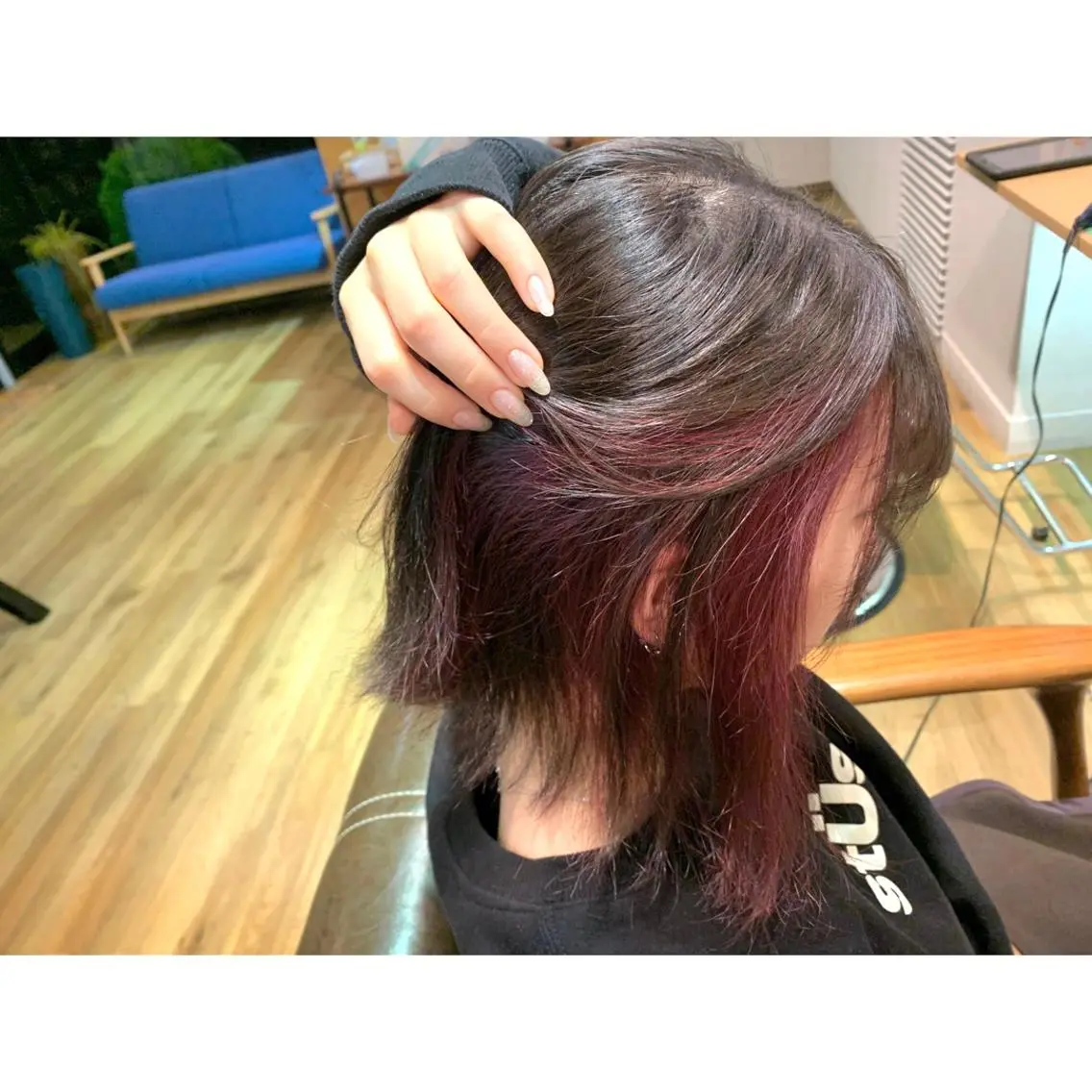 ミディアム カラー アッシュ アッシュブラック 黒髪 ピンクカラー ヘアカラー トリートメント ツキダテ ユイのヘアスタイル