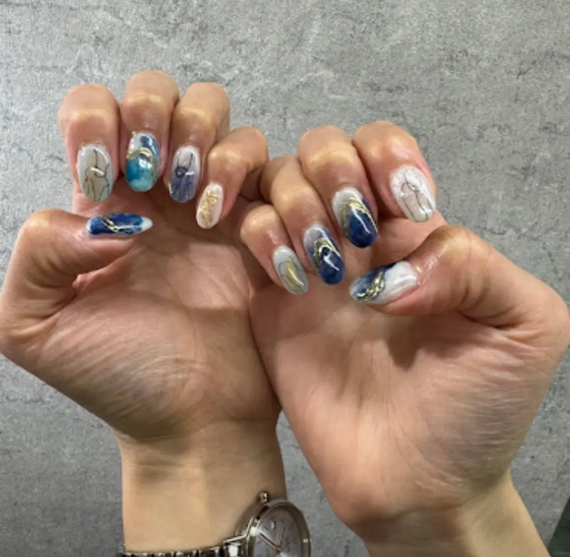 ネイル アートネイル べっ甲ネイル ジェルネイル グリーン キラキラネイル nailstudio eviz新宿店のネイルデザイン