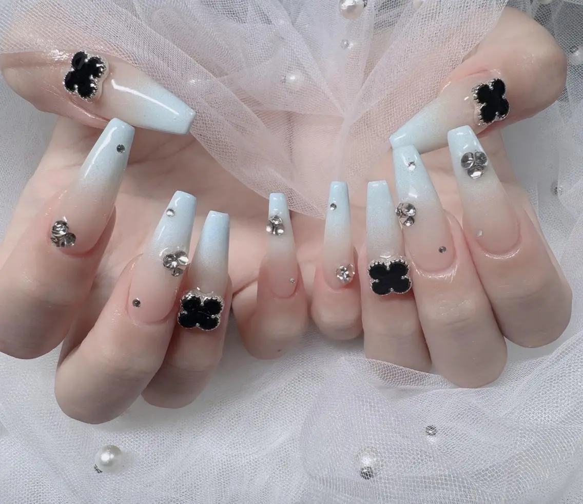 ネイル チークネイル フレンチネイル キラキラネイル 韓国ネイル マグネットネイル ハンドネイル Chibi h.babynailのネイルデザイン