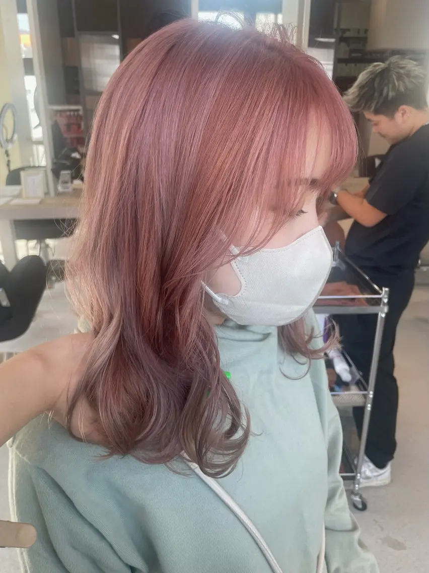 ミディアム カラー AKI 🐉のヘアスタイル