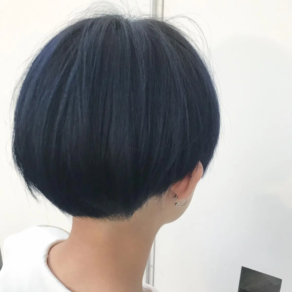 ショート カラー ブリーチ ネイビーカラー 武田 久司のヘアスタイル