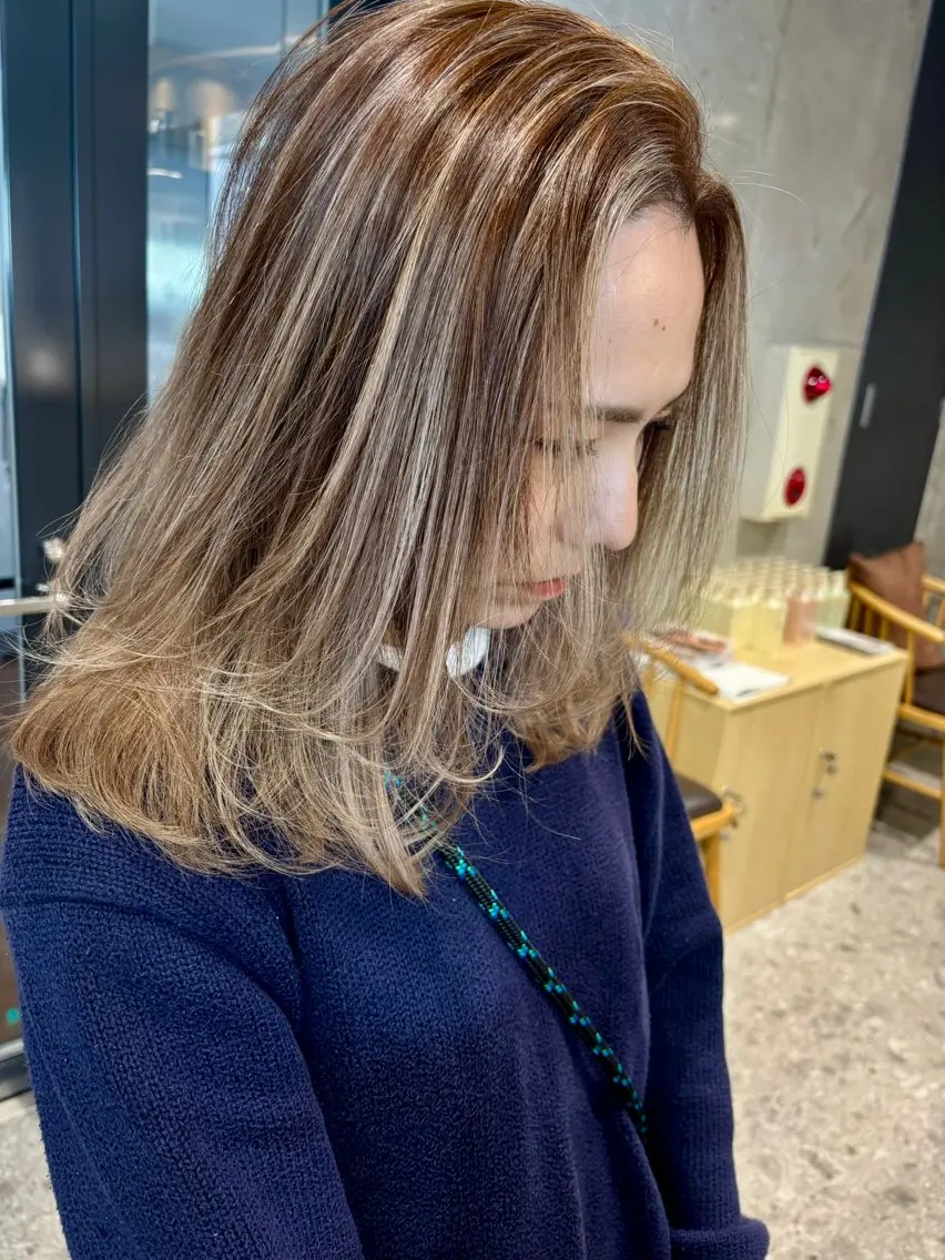 ミディアム カラー ハイライトカラー ハイライト カット ヘアカラー トリートメント ブリーチカラーレイヤ ーカット🦋annaのヘアスタイル