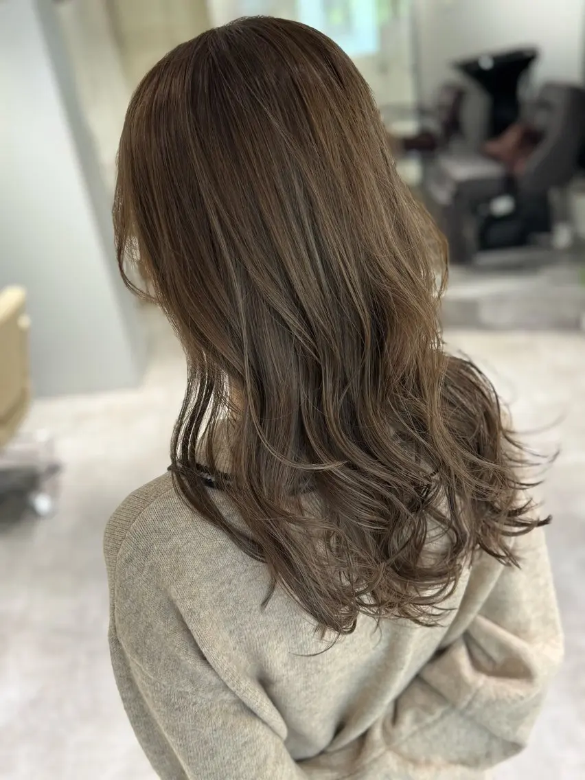 ロング カラー ベージュカラー ハイライトカラー オリーブベージュ ハイライト 夜23時まで予約🉑 reverieあきらのヘアスタイル