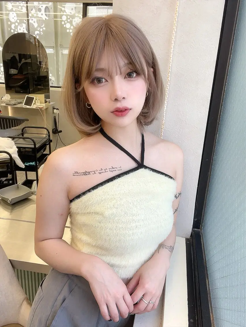 ミディアム カラー 切りっぱなしボブ ボブレイヤー アッシュ アッシュブラウン ベージュカラー ボブ/縮毛矯正 jionのヘアスタイル