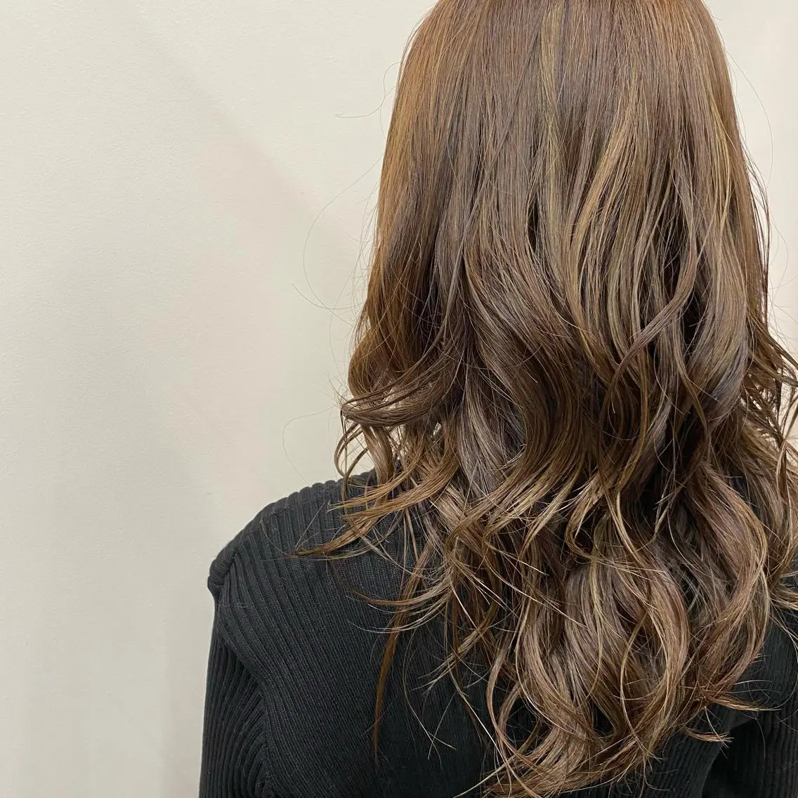 ロング カラー ハイライトカラー ハイライト 宇田川 真央のヘアスタイル