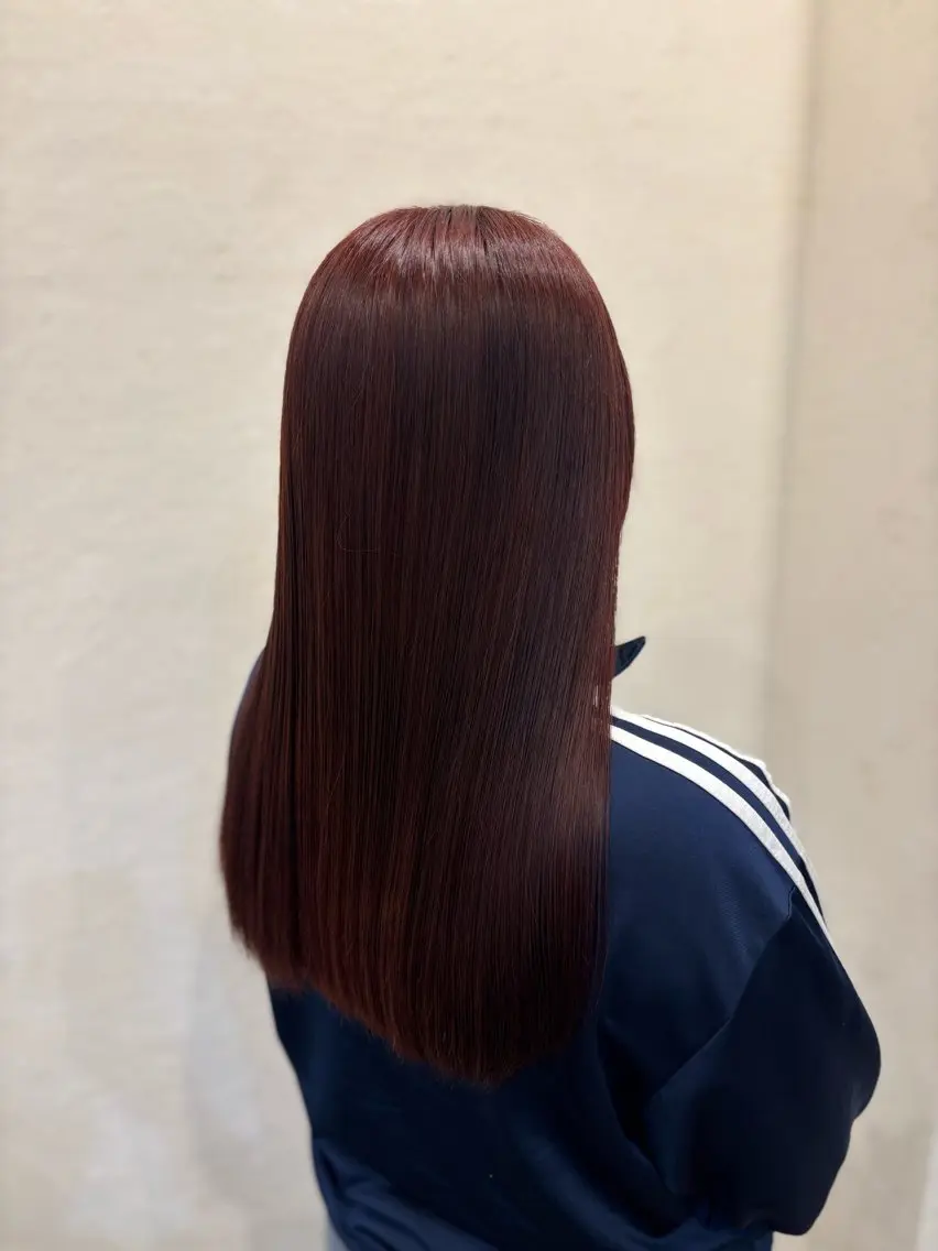 セミロング カラー ブリーチ ボルドーカラー ブリーチなしカラー 長谷川 彩桜のヘアスタイル