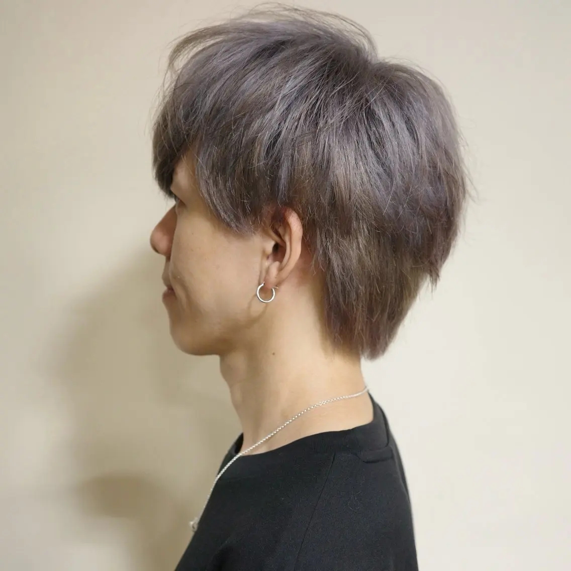 ショート カラー ベージュカラー ブリーチ ハイライトカラー シルバー シルバーベージュ 浅岡 昭汰のヘアスタイル