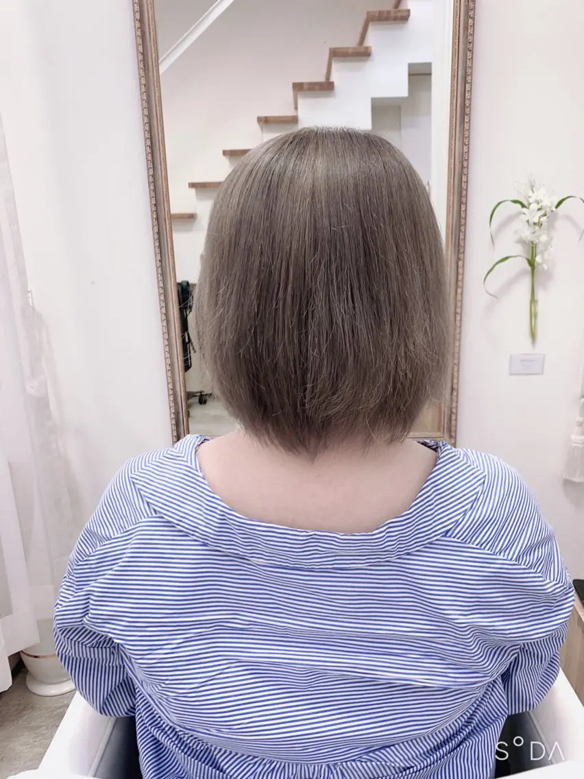 ショート カラー ブリーチ グレージュ ヘアカラー acca 深見隼斗のヘアスタイル