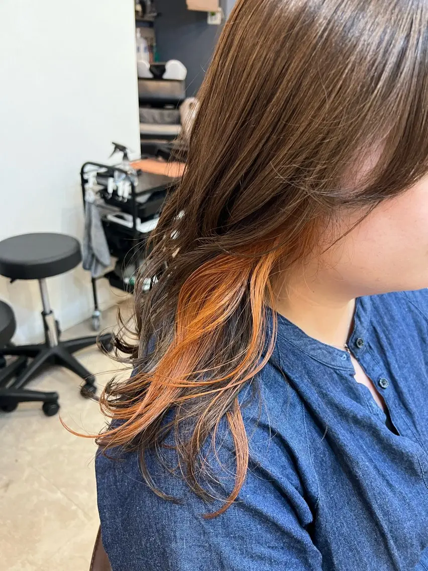 ロング カラー イヤリングカラー オレンジ カット ヘアカラー トリートメント ブリーチなしカラー 🌿‬脇黒丸 彩のヘアスタイル