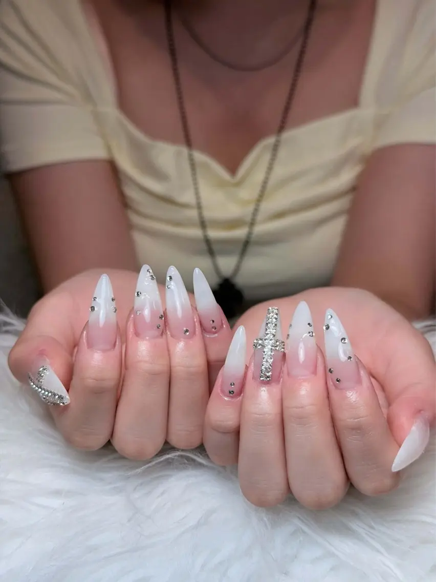 ネイル チークネイル ドット フレンチネイル グラデーション ハート ハンドネイル Julli NailStudioのネイルデザイン