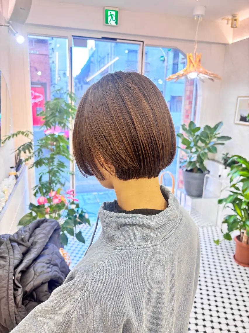 ショート カラー 🧸柔らかベージュ/ 顔周りレイヤー/ミクのヘアスタイル
