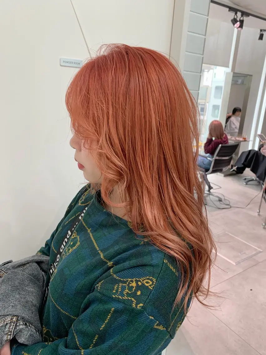 セミロング カラー ブリーチ オレンジ ヘアカラー トリートメント CHERIEブリーチ ダブルカラー 天神のヘアスタイル