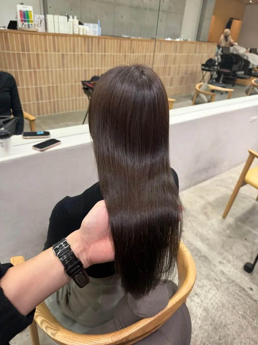 ロング カラー ロングレイヤー アッシュ ベージュカラー ブリーチ 透明感カラー カット ヘアカラー トリートメント 誰より丁寧なカット/ 小林輝/レイヤーのヘアスタイル
