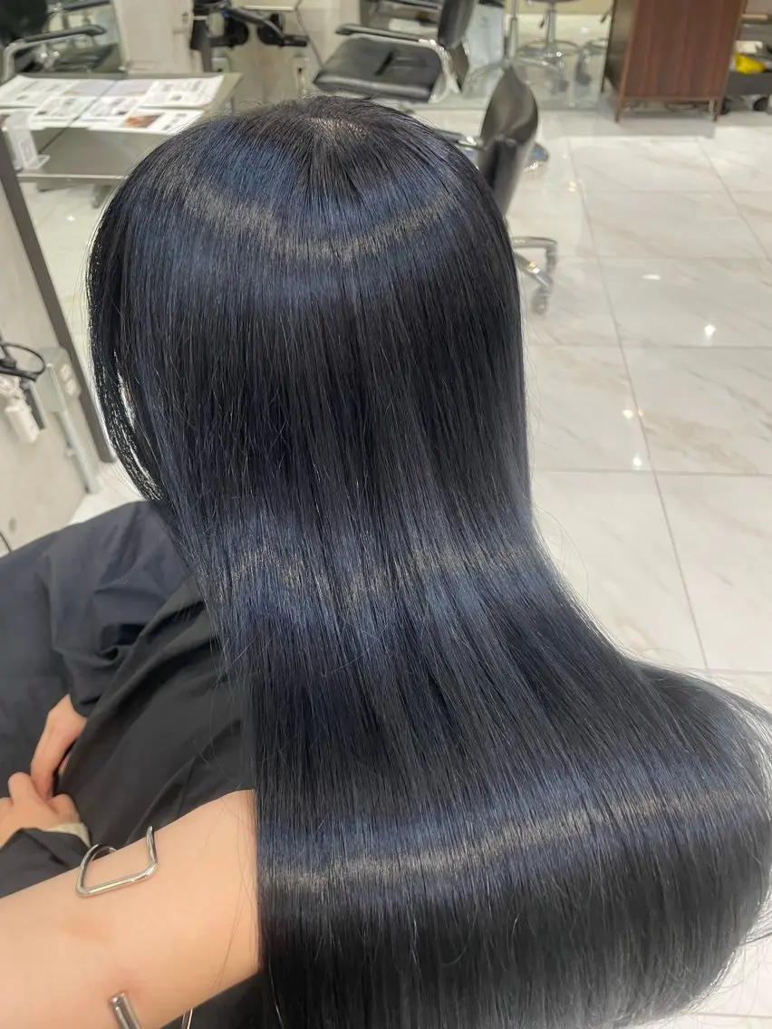 ロング カラー 黒髪 ブルーカラー ブルーブラック ヘアカラー 植村 海咲のヘアスタイル