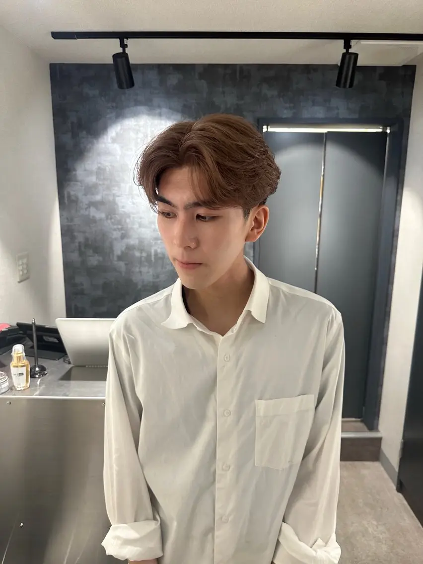 ミディアム カラー メンズ メンズブリーチ ブリーチ カット ヘアカラー トリートメント 💈原宿指名No.1 センターパート💈のヘアスタイル