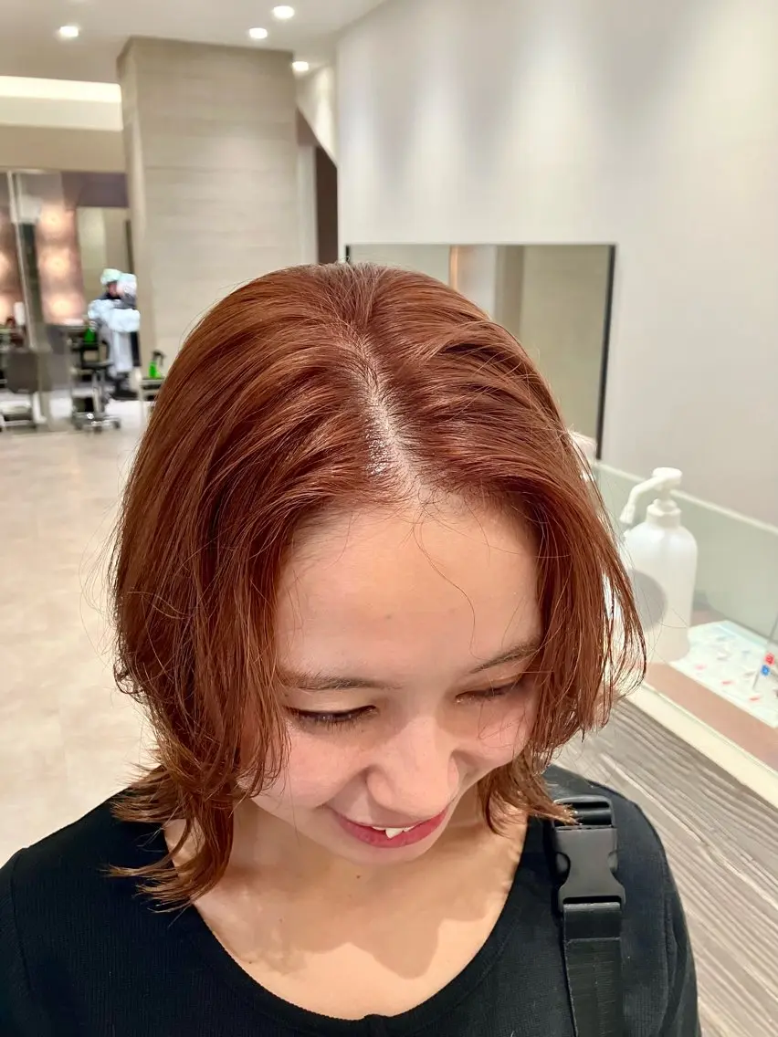 ミディアム カラー ブラウンカラー オレンジ オレンジブラウン サキ🤍ハイトーン 🪩レイヤーカットのヘアスタイル