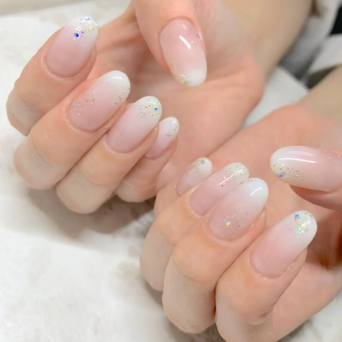 ネイル ラメ(グリッター) ニュアンスネイル ホワイト ハンドネイル ハンドケア LULU LIMAのネイルデザイン