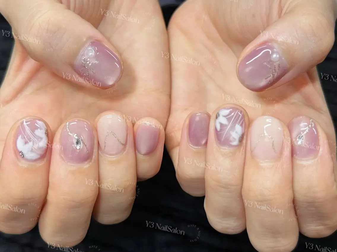 ネイル アートネイル フラワーネイル ガーリー ゴールド キラキラネイル ハンドネイル Y3 NailSalonのネイルデザイン