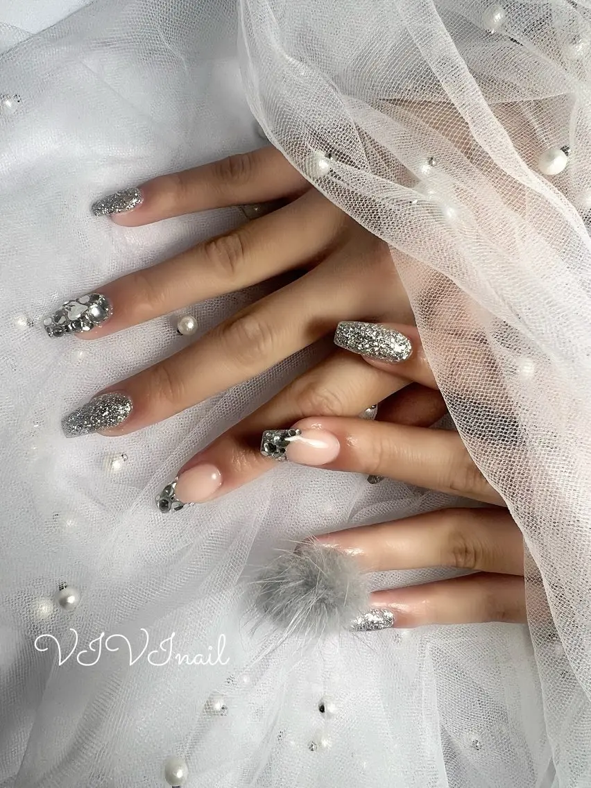 ネイル キラキラネイル シルバー ハンドネイル vivi nailのネイルデザイン