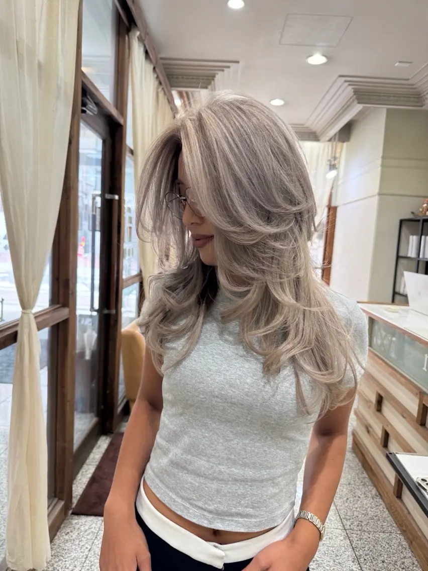 ロング カラー ハイトーンカラー シルバー レイヤーカット KANNA🩵 /nico心斎橋のヘアスタイル