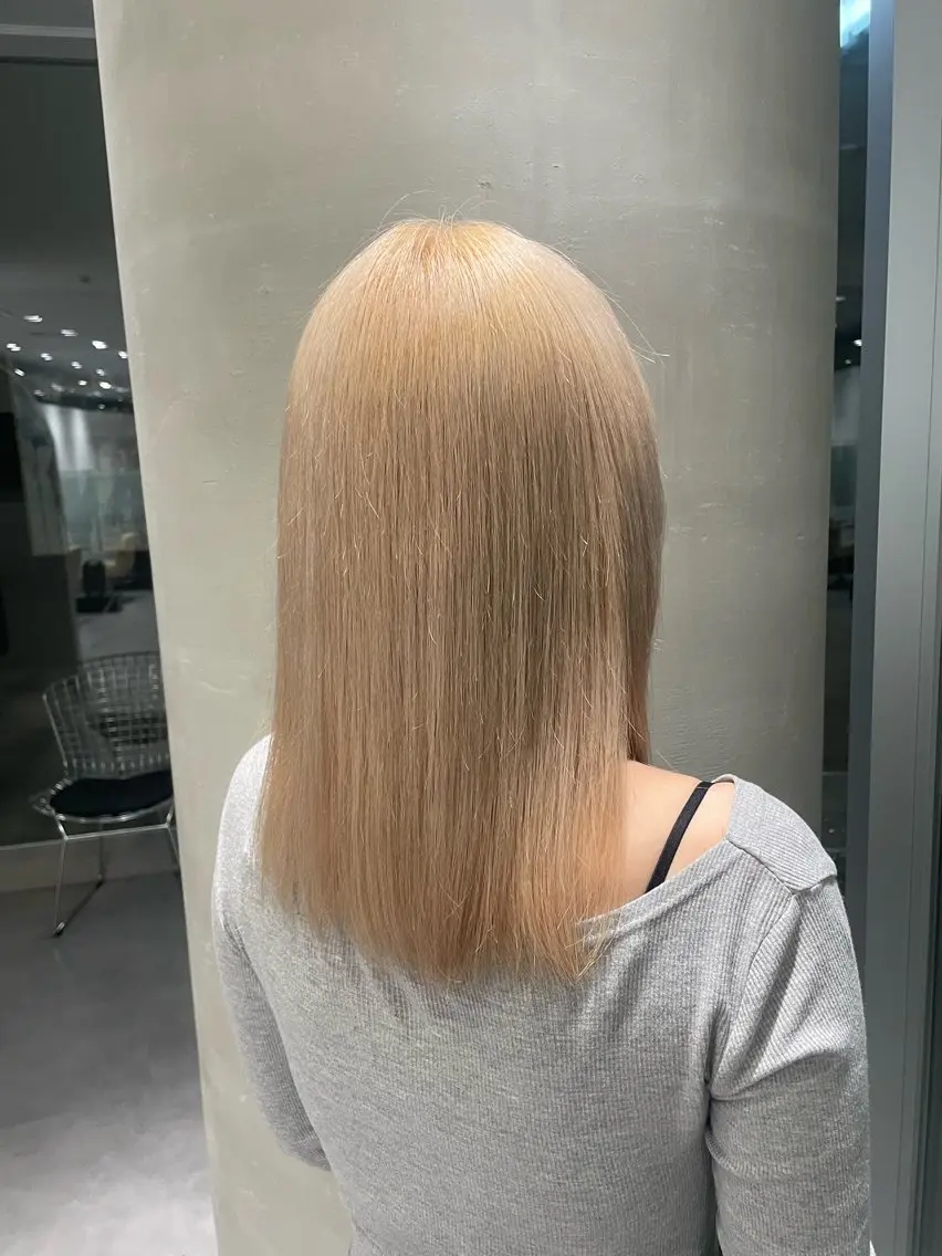 カット＋🔮ブリーチあり透明感カラー🌈／ハイトーンでも艶を保つデザインカラーの写真