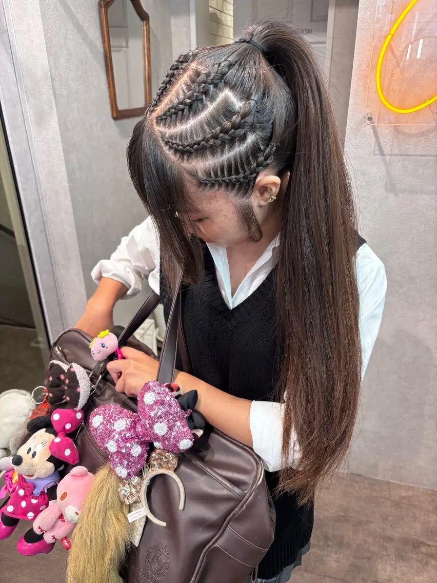 ロング カラー ヘアアレンジ ポニーテール 切りっぱなしボブ ブリーチ ダブルカラー イヤリングカラー ヘアセット iona/ハイトーン /ネイルのネイルデザイン