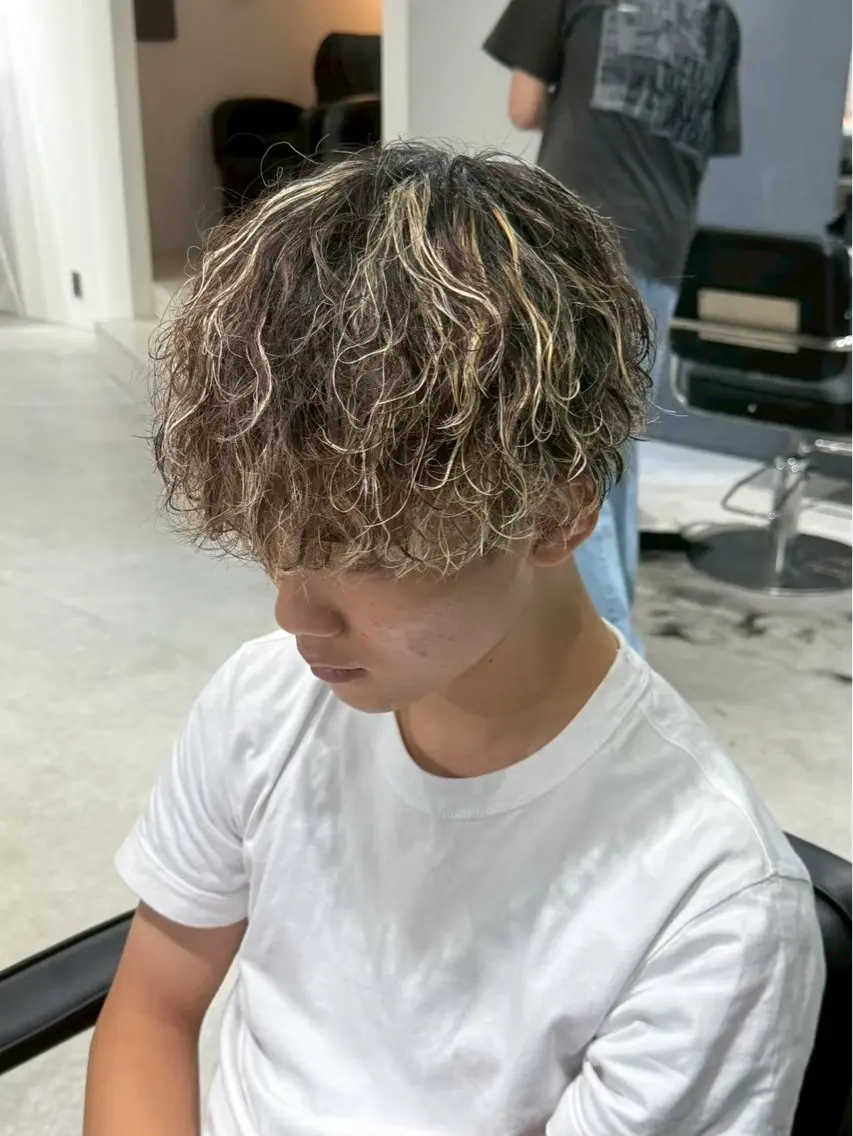 ミディアム カラー パーマ メンズ ミディアムパーマ メンズブリーチ センターパート フェードカット フェザーパーマ カット ヘアカラー パーマ トリートメント ヘアセット メンズヘアのカリスマ 北地 空のヘアスタイル