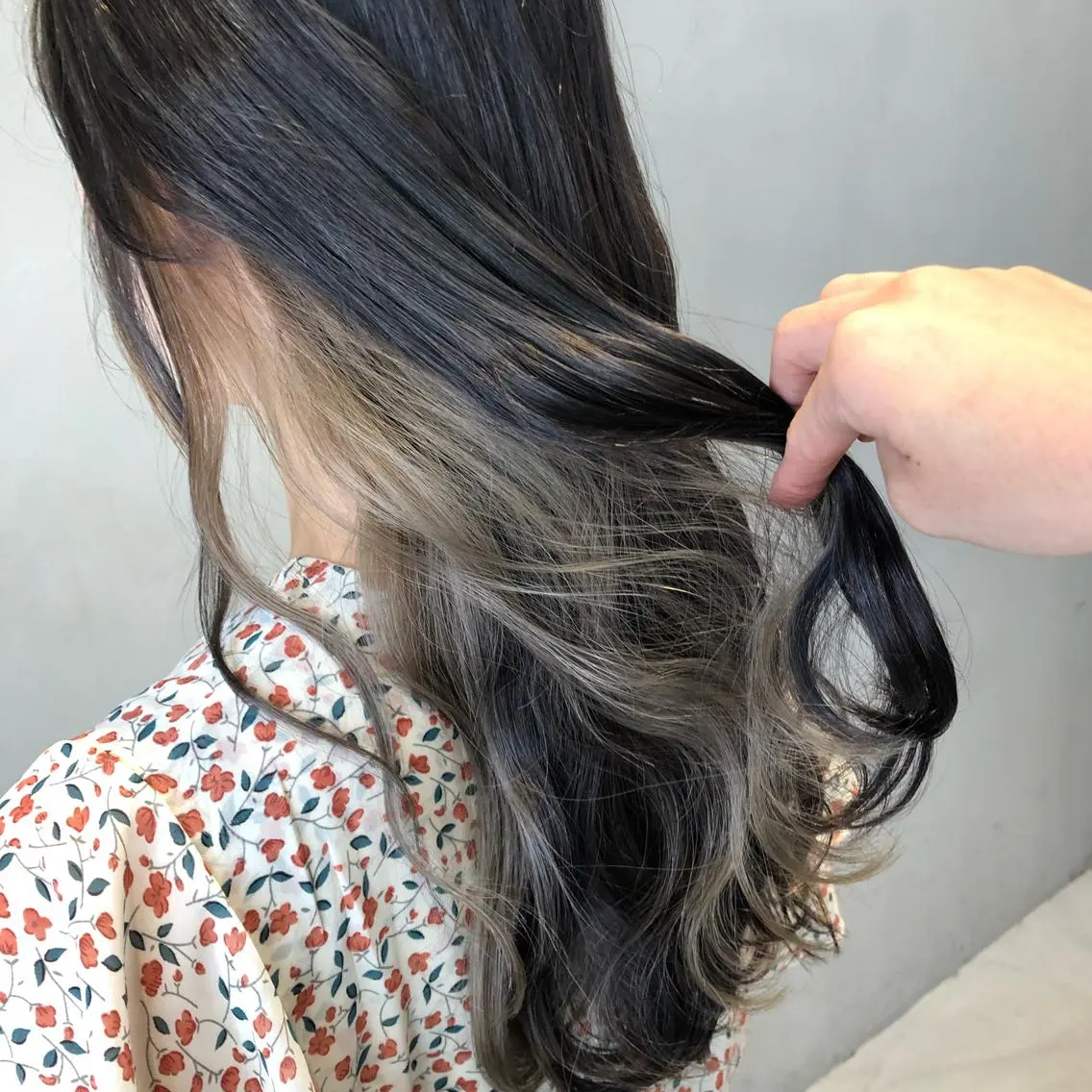ロング カラー カット ヘアカラー トリートメント 荒木 依莉亜のヘアスタイル