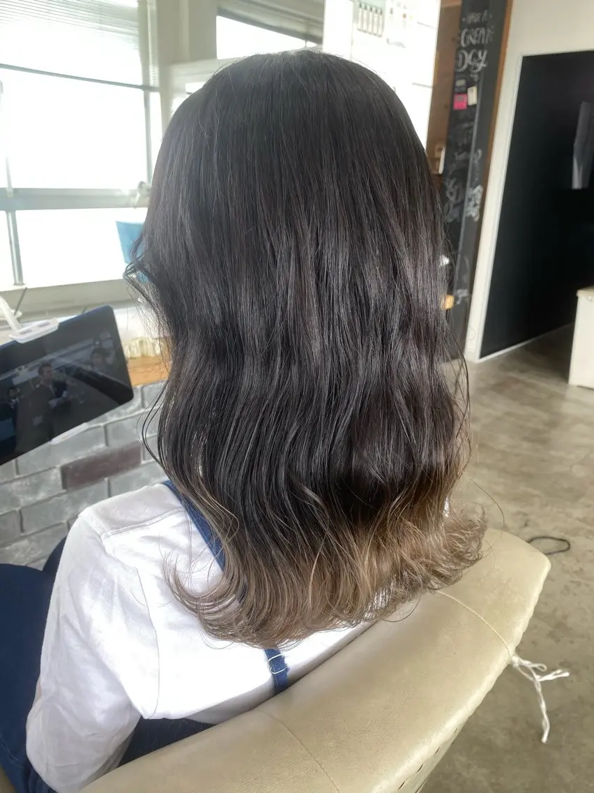 セミロング カラー ベージュカラー グラデーションカラー 杉山 莉香のヘアスタイル