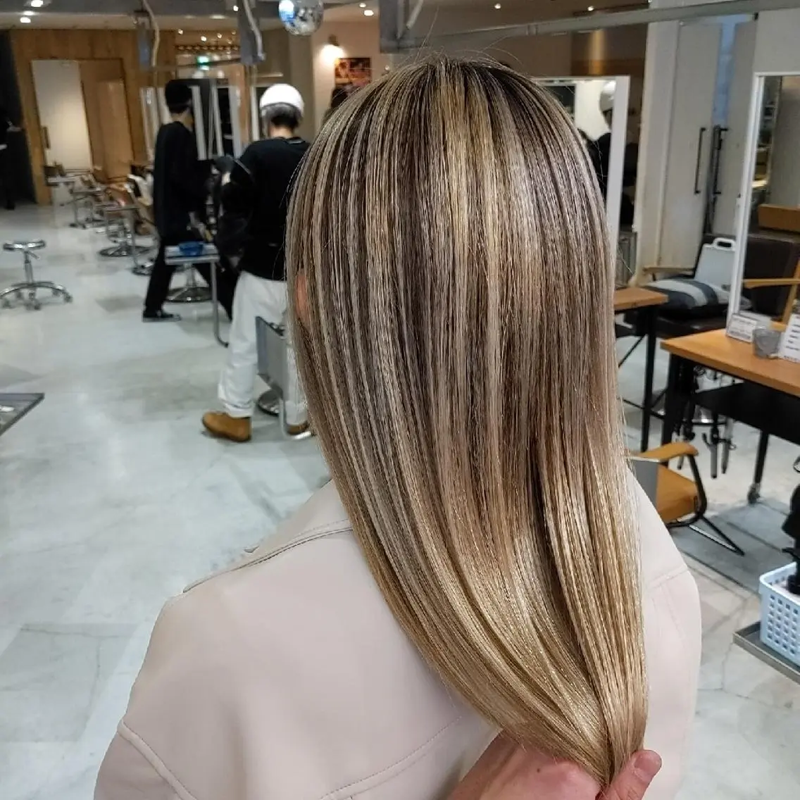 セミロング カラー バレイヤージュ ブリーチ レイヤーカット カット 縮毛矯正 トリートメント nameless髪質 改善ブリーチ心斎橋のヘアスタイル