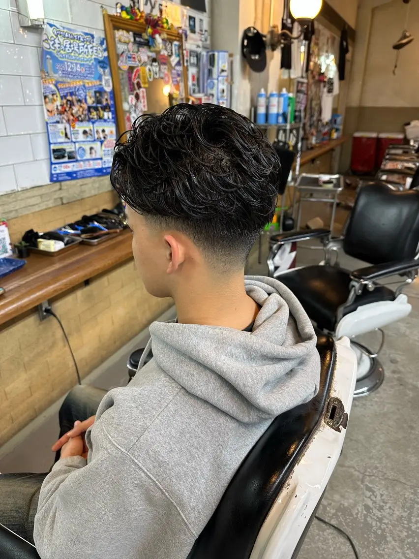 ショート パーマ メンズ フェードカット メンズパーマ スキンフェード カット ヘアカラー パーマ モチヅキ タツキのヘアスタイル