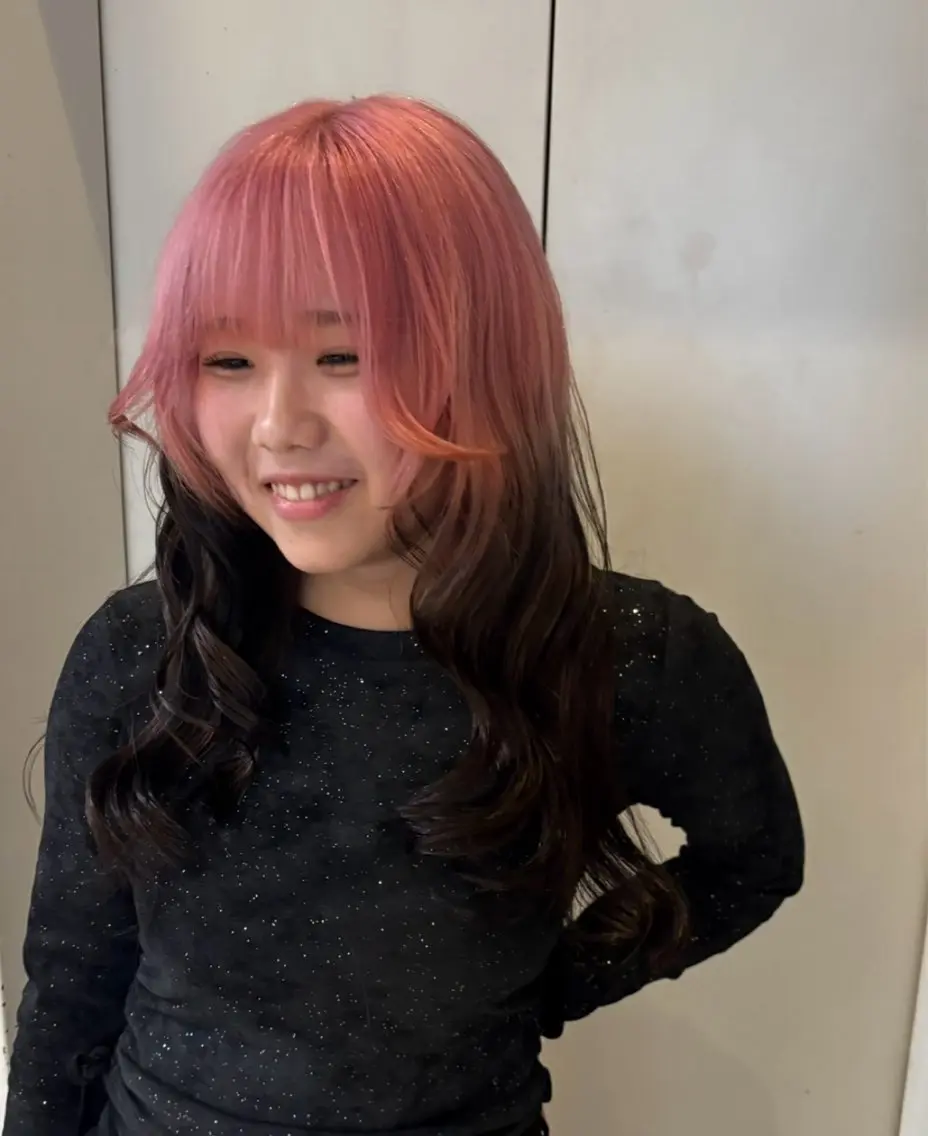 ロング トリートメント 響 インナーカラー イヤリングカラーのヘアスタイル