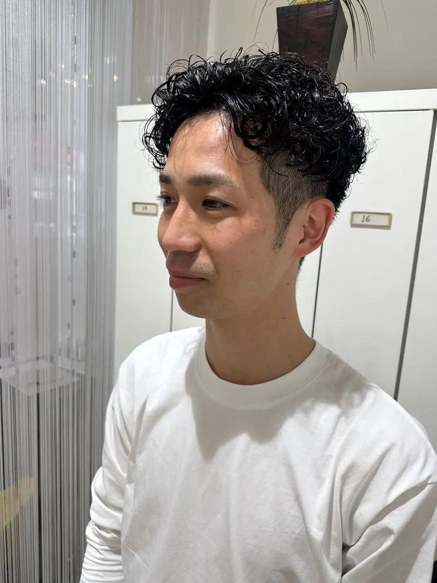 メンズ メンズパーマ 明日空きあり‼️ 艶々カラー🩷のヘアスタイル