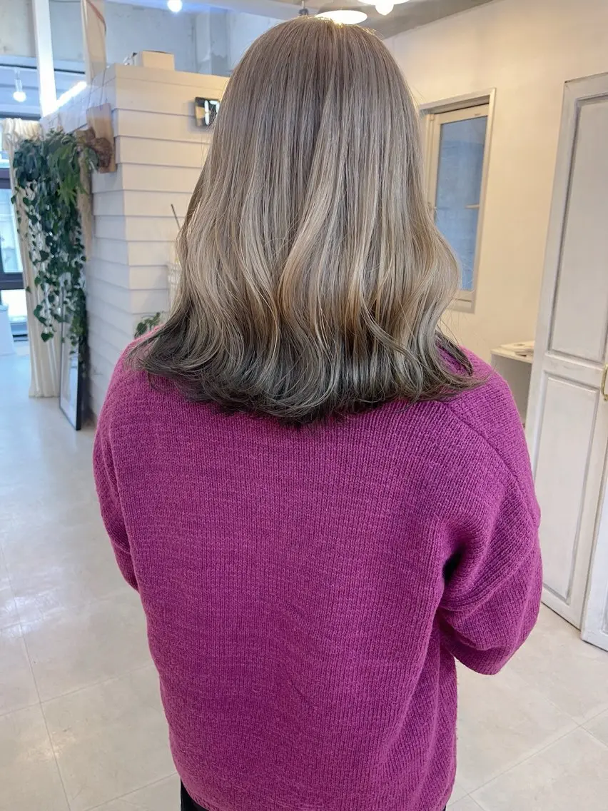 ミディアム カラー ベージュカラー デザインカラー ミルクティーベージュ ヘアカラー トリートメント AiM 大名　似合わせカットのヘアスタイル