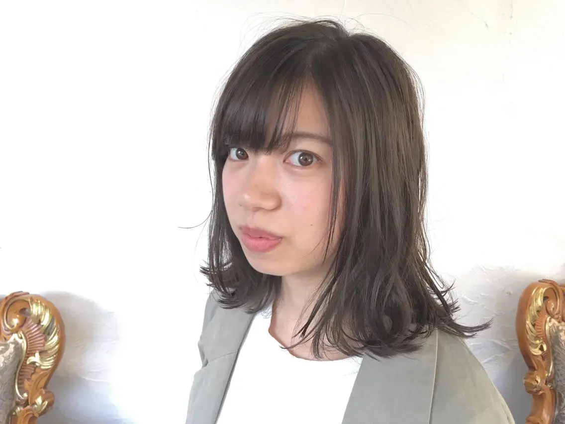 セミロング カラー パーマ ヘアアレンジ グレージュ くせ毛 エグチ アキラのヘアスタイル