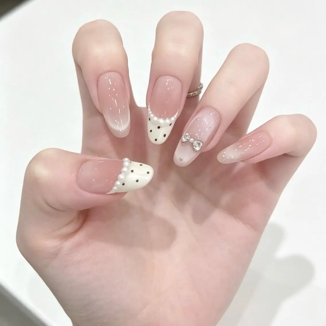 ネイル ドット フレンチネイル ジェルネイル 韓国ネイル リボン ハンドネイル Blingg NailStudioのネイルデザイン