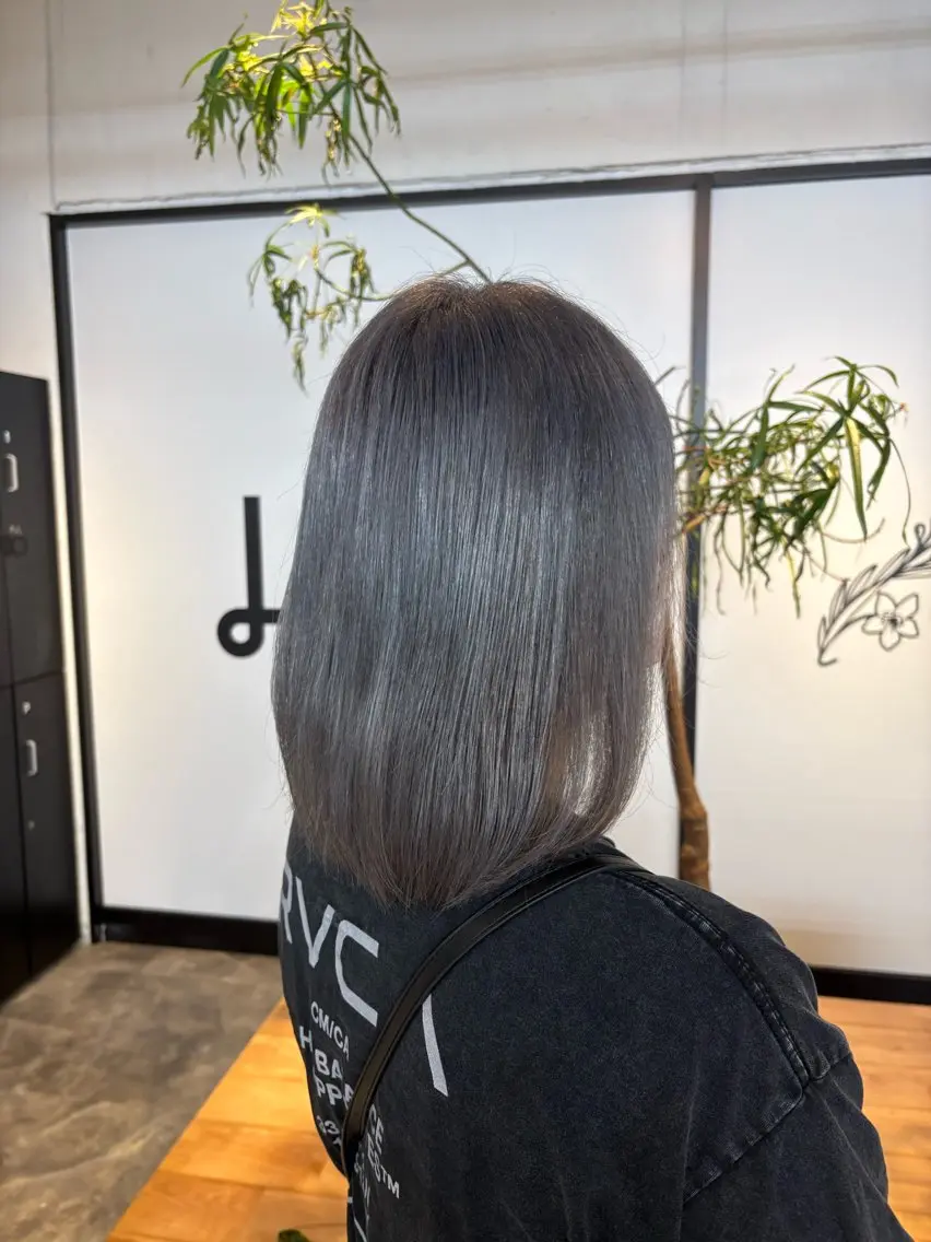カラー シルバー 岩崎 郁音のヘアスタイル
