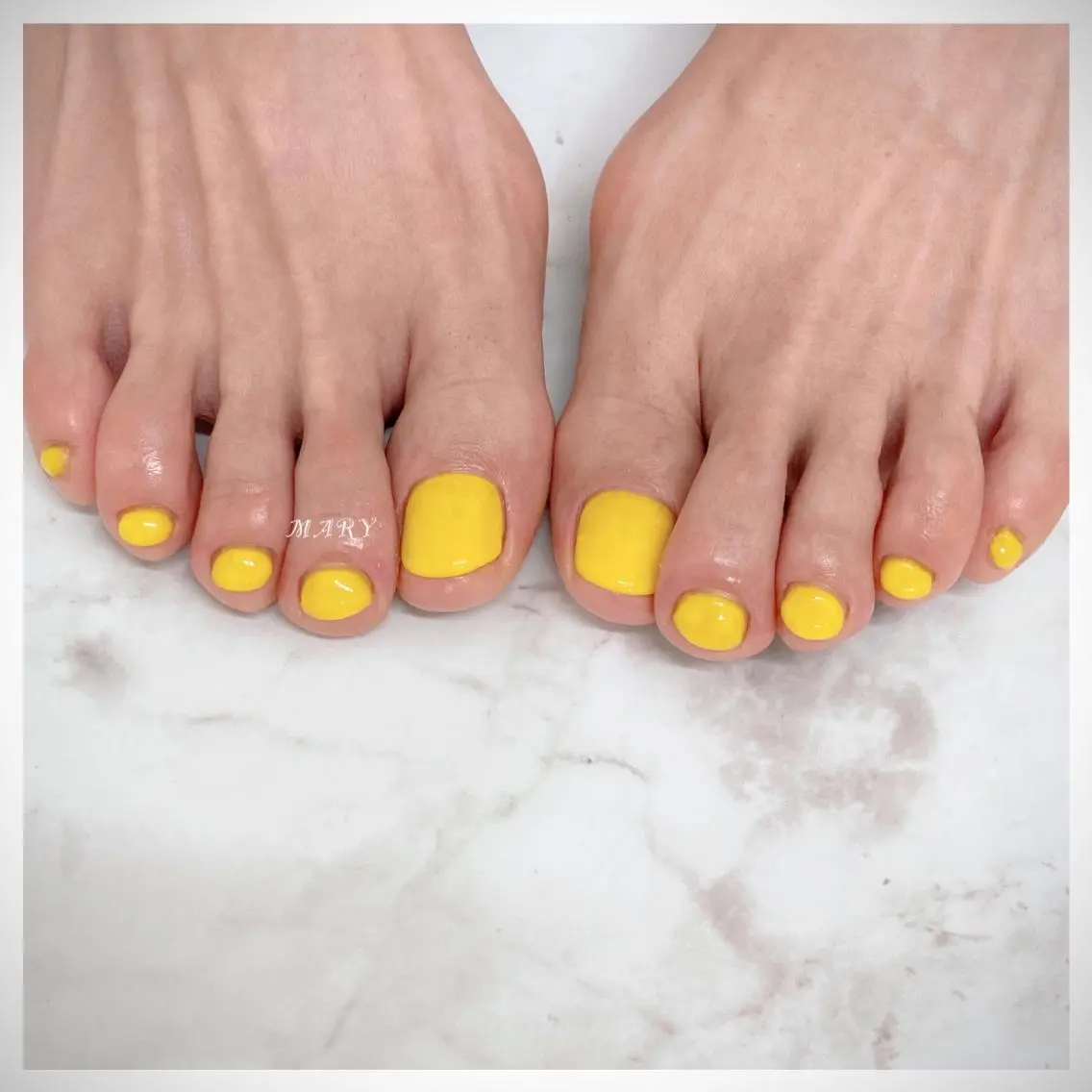 ネイル フットネイル ニュアンスネイル ワンカラーネイル シンプルネイル 黄色 フットネイル Mary nail .narumiのネイルデザイン