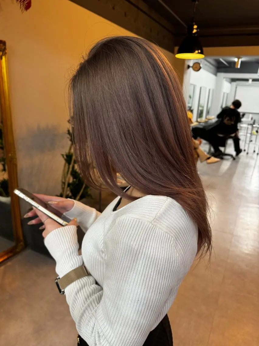 セミロング カラー カット ヘアカラー トリートメント ミルクティーカラー グレージュ　高山慧輔のヘアスタイル
