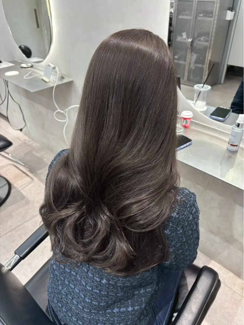 ロング ヘアカラー モデル支持率Ｎｏ．1 透明感グレージュのヘアスタイル