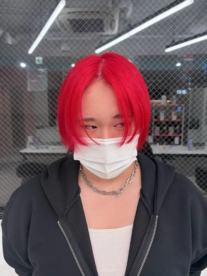 ロング カラー ヘアカラー 縮毛ブリーチ／黒染め 複雑履歴／ホワイトのヘアスタイル