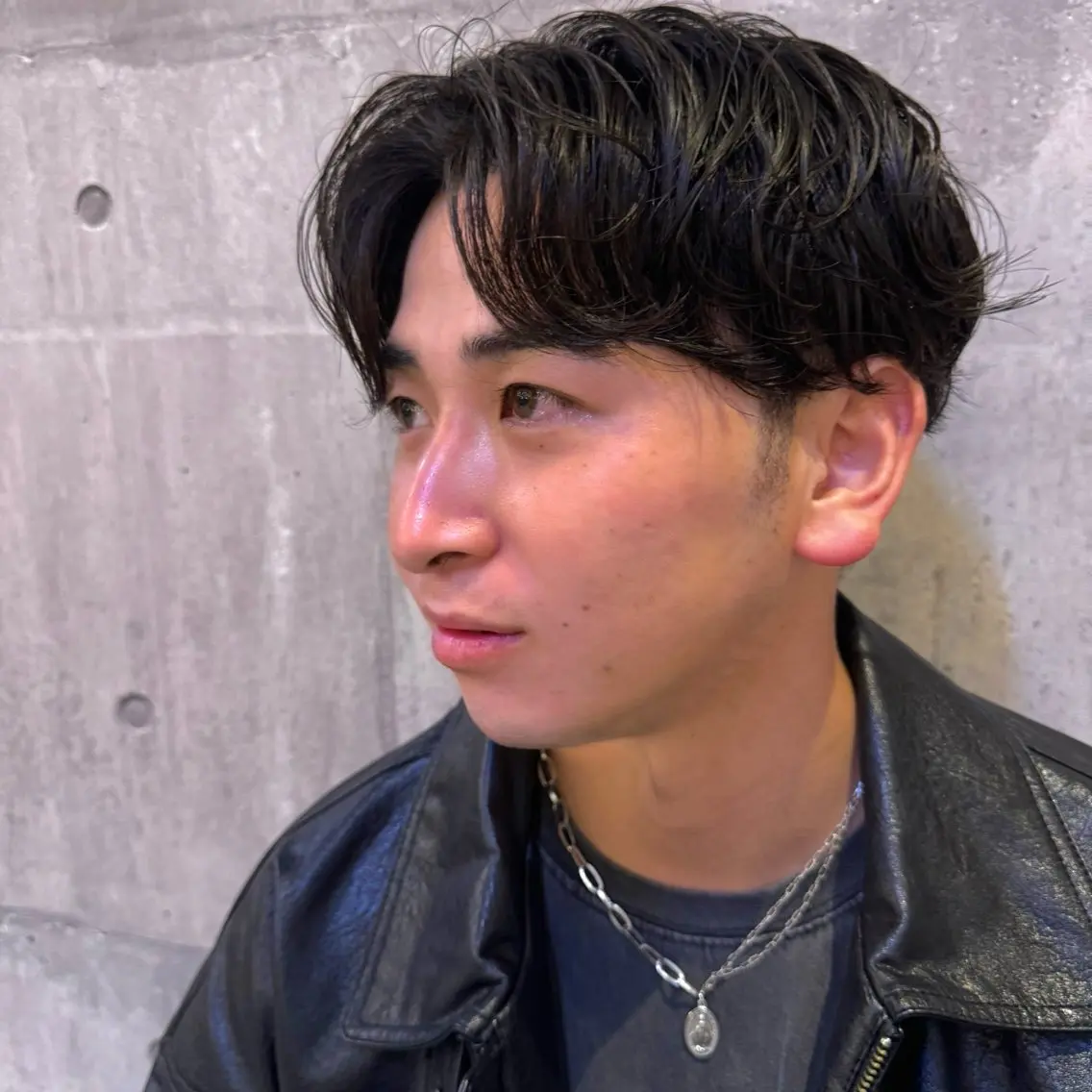パーマ メンズ センターパート カルマパーマ メンズ韓国風 メンズパーマ カット パーマ 比嘉 陽のヘアスタイル