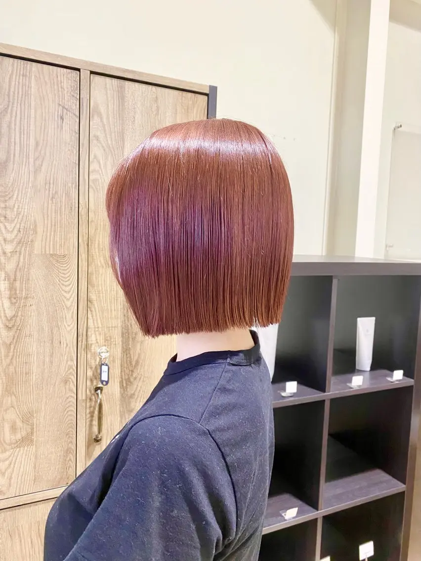 ショート カラー 切りっぱなしボブ カシス ピンクカラー ボブ 太田 未来のヘアスタイル