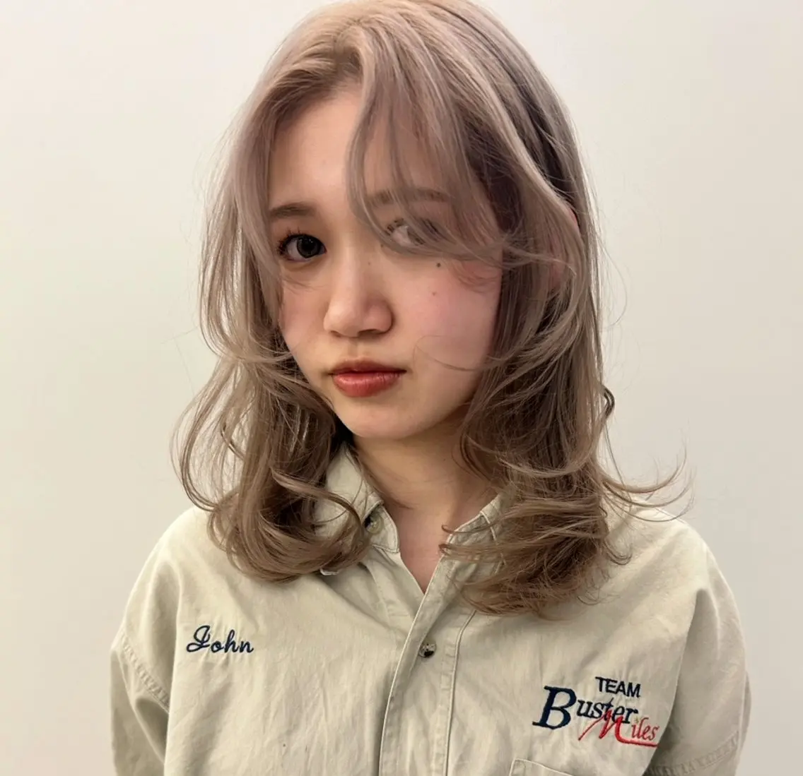 ミディアム カラー ベージュカラー レイヤーカット カット ヘアカラー トリートメント ハイトーン/ブリーチ 似合せカット/パーマのヘアスタイル