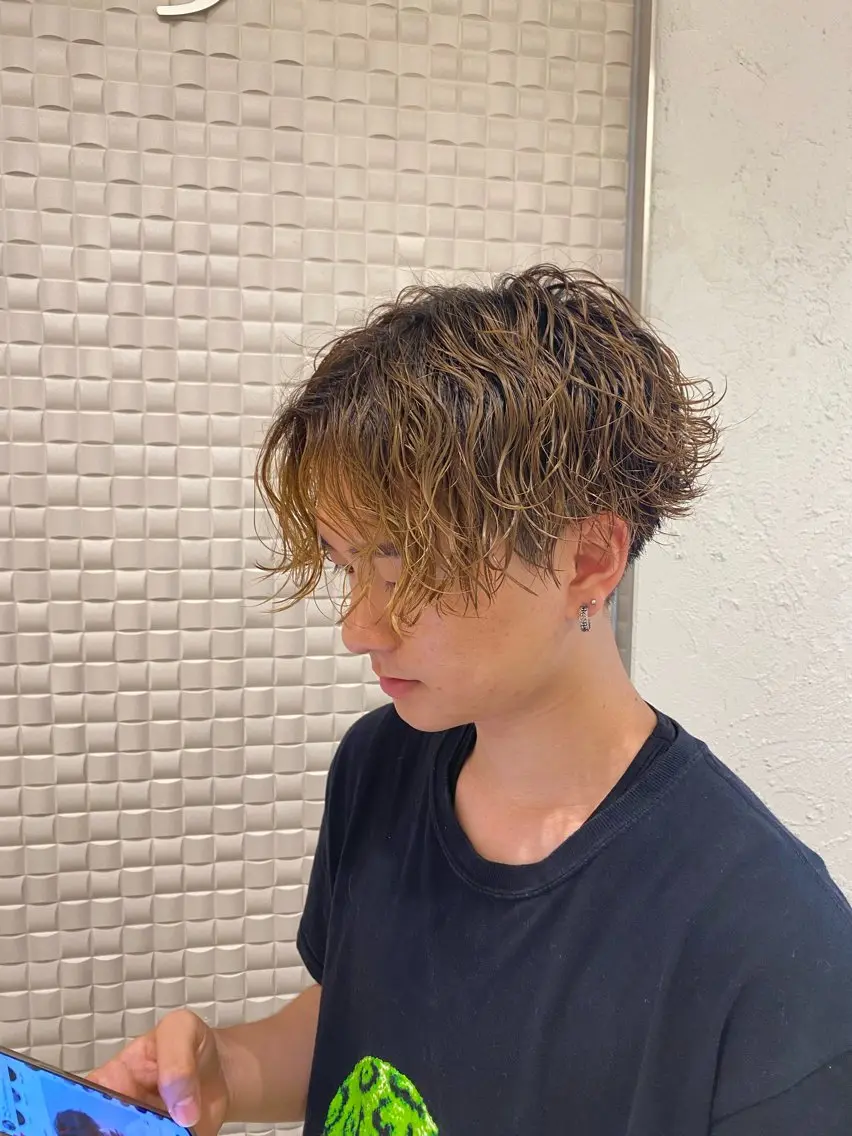 ミディアム カラー パーマ ヘアアレンジ メンズ ミディアムパーマ メンズブリーチ センターパート マッシュウルフ マッシュ カット パーマ トリートメント ヘアセット 新宿メンズパーマ ヨモギダのヘアスタイル
