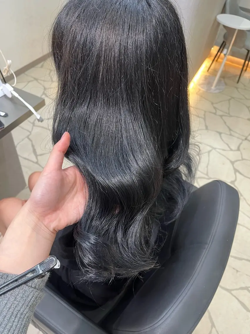 カラー 黒髪 ブルーカラー ブルーブラック ミルクティーベージュ MAIのヘアスタイル
