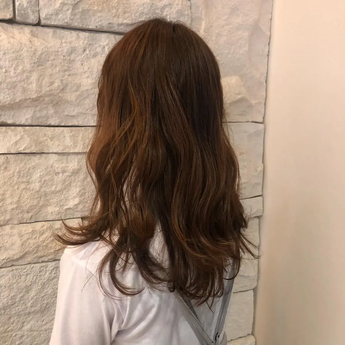ロング レイヤーカット✖️ 柔らかベージュカラーのヘアスタイル