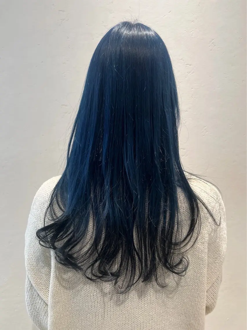 ロング カラー ブルーカラー デザインカラー ハイトーンカラー ネイビーカラー ロング カット ヘアカラー トリートメント カットカラーモデル /募集中🩵かれんのヘアスタイル