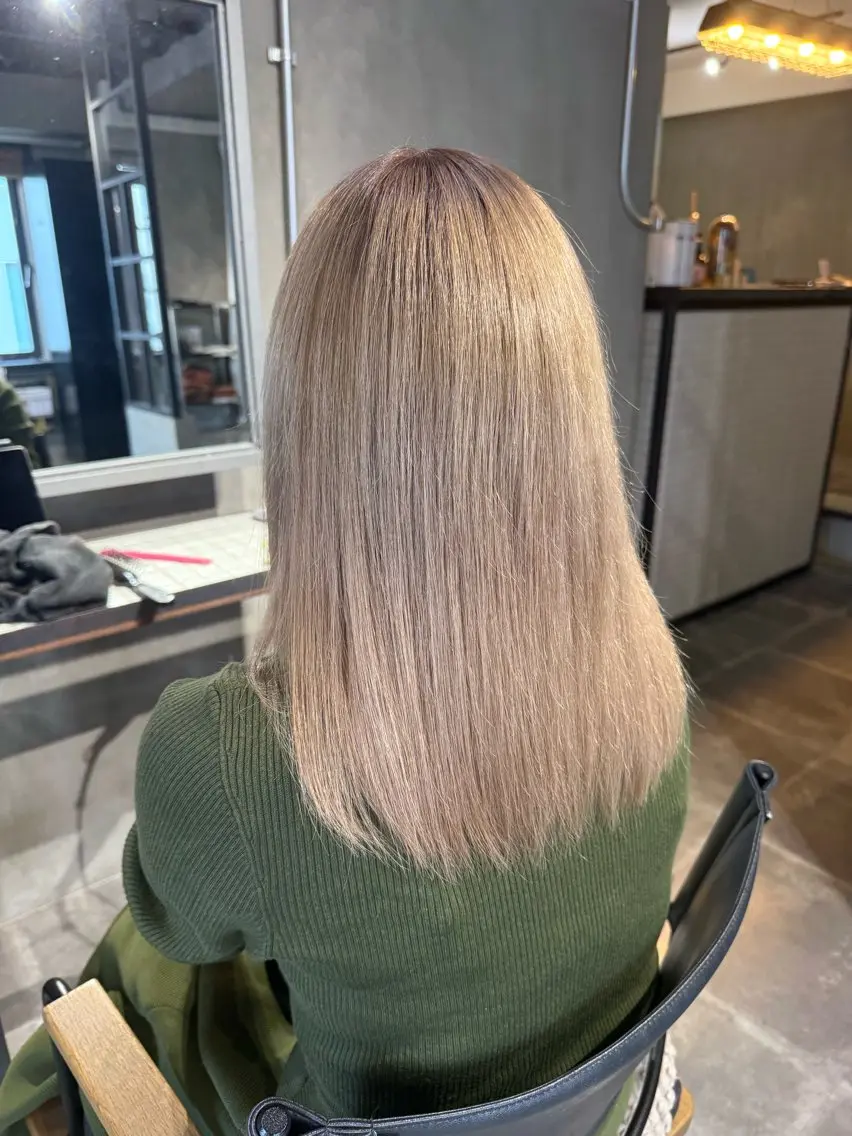 セミロング カラー カット ヘアカラー トリートメント 佐伯 桃のヘアスタイル